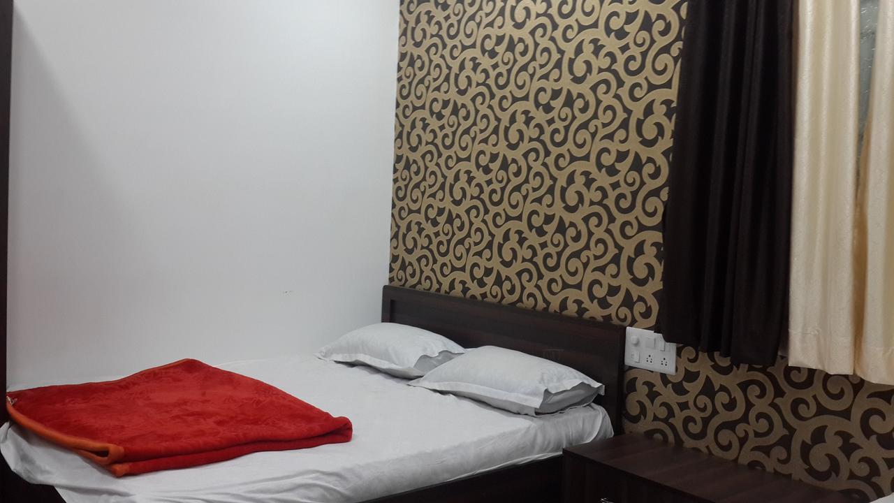 Hotel Holiday Era Opposite Railway Station Aurangabad  Exteriör bild
