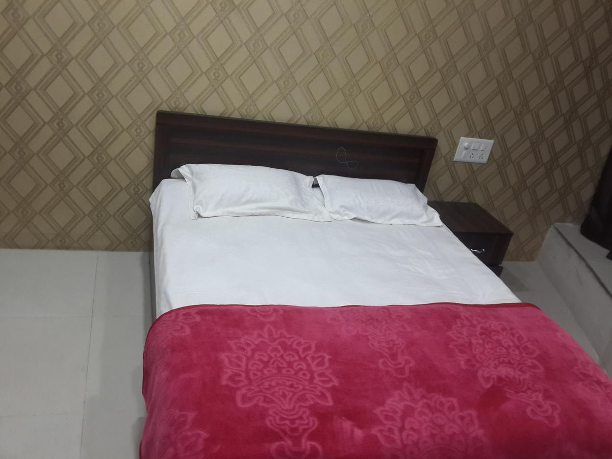 Hotel Holiday Era Opposite Railway Station Aurangabad  Exteriör bild
